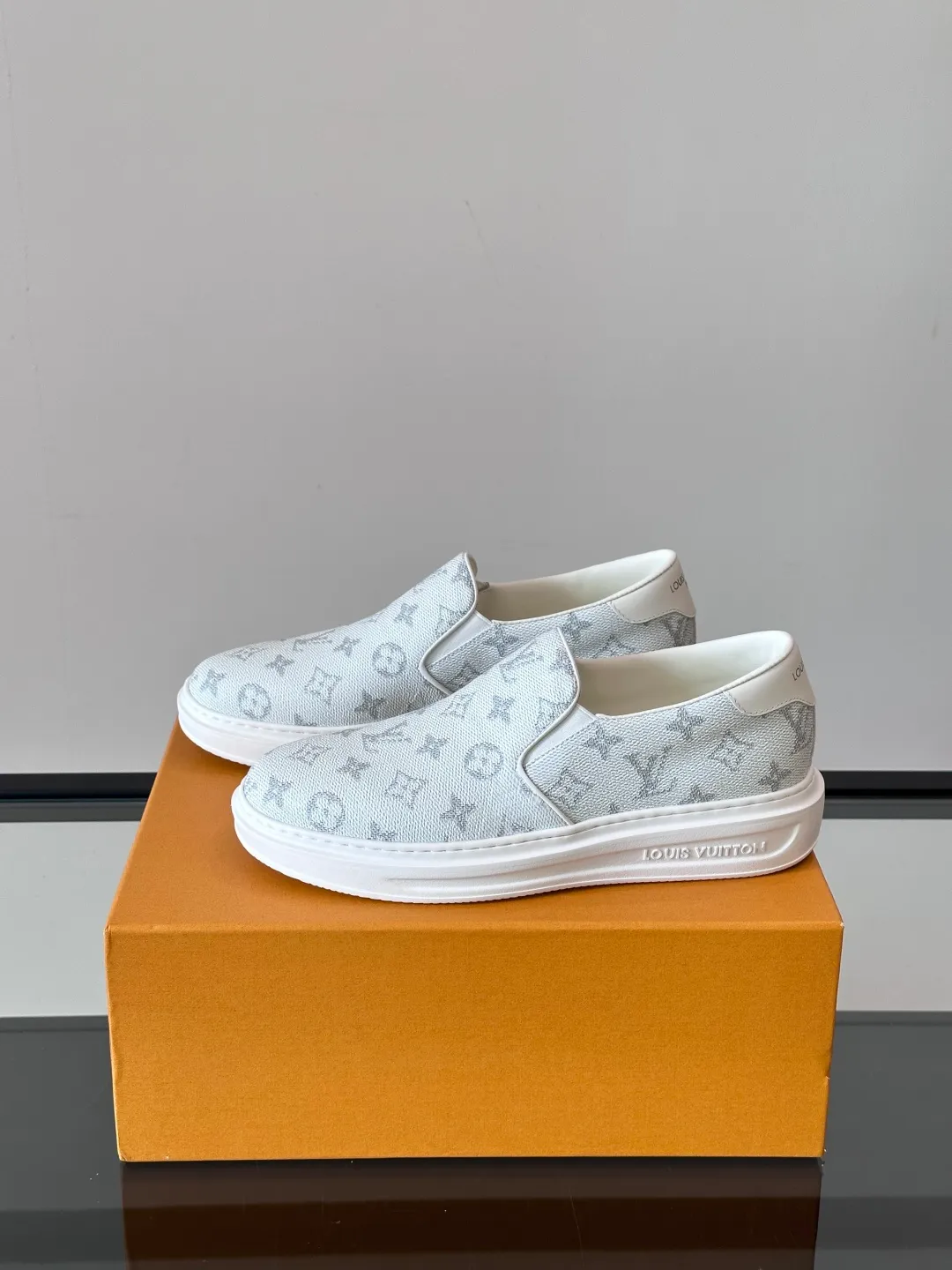 Men's shoes 💰p360 "LOUIS VUITTO＊" Classic presbyopic slip-on loafers are made of classic Damier Gra men's shoes 💰phite canvas, with LV logo embellishment on the shoe body, leather straps decorated with LV metal logo buckles, smooth calf leather trim, and Monogram flower rubber outsole, full of youthful vitality and elegance. Blake craftsmanship and hand-stitched uppers cleverly establish recognition, and the standard sheepskin lining provides a comfortable and soft foot feel! Size: 38-44